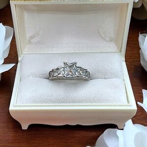 🌺Vintage Sterling & CZ Ring